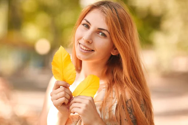 Mutlu genç, güzel kızıl saçlı kız sonbahar Park. — Stok fotoğraf