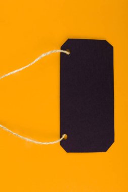 Parlak sarı zemin üzerine siyah etiket fiyat etiketi close-up. 