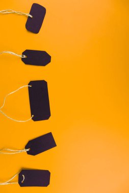 Parlak sarı zemin üzerine siyah etiket fiyat etiketi close-up. 