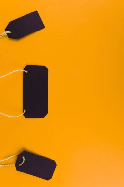 Parlak sarı zemin üzerine siyah etiket fiyat etiketi close-up. 