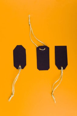 Parlak sarı zemin üzerine siyah etiket fiyat etiketi close-up. 