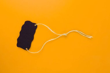 Parlak sarı zemin üzerine siyah etiket fiyat etiketi close-up. 