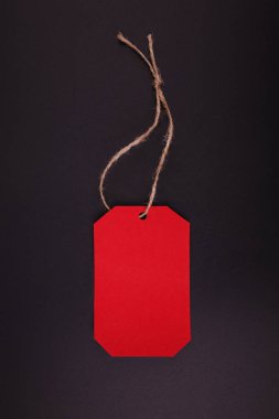 Siyah bir zemin üzerine parlak kırmızı etiket close-up. Siyah Cuma.