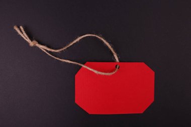 Siyah bir zemin üzerine parlak kırmızı etiket close-up. Siyah Cuma.