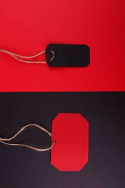 Kırmızı bir arka plan üzerinde siyah etiketi ve siyah bir arka plan üzerinde kırmızı bir etiket yakın çekim.