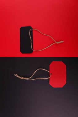 Kırmızı bir arka plan üzerinde siyah etiketi ve siyah bir arka plan üzerinde kırmızı bir etiket yakın çekim.