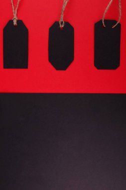 Close-Up iki siyah ve kırmızı arka planlar, parlak kırmızı bir arka plan üzerinde siyah Etiketler düzenlenmiş.
