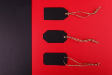 Close-Up iki siyah ve kırmızı arka planlar, parlak kırmızı bir arka plan üzerinde siyah Etiketler düzenlenmiş.