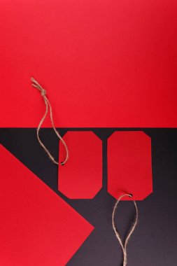 Close-Up alt siyah eğri arka plan üzerinde bulunan bir kırmızı parlak etiket