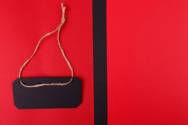 Close-Up iki siyah ve kırmızı arka planlar, parlak kırmızı bir arka plan üzerinde siyah Etiketler düzenlenmiş.