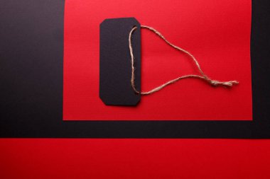 Close-Up iki siyah ve kırmızı arka planlar, parlak kırmızı bir arka plan üzerinde siyah Etiketler düzenlenmiş.