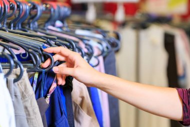 Depodaki yeni bir parlak şey seçme erkek Close-Up.