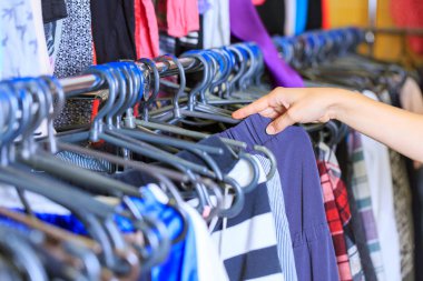 Depodaki yeni bir parlak şey seçme erkek Close-Up.