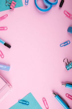 Bir close-up mavi ve pembe ofis parlak pembe bir arka plan üzerinde. Yukarıdan görüntüleyin. Mavi ve pembe ofis. Çok fazla okul nesne.