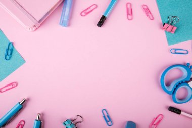 Bir close-up mavi ve pembe ofis parlak pembe bir arka plan üzerinde. Yukarıdan görüntüleyin. Mavi ve pembe ofis. Çok fazla okul nesne.