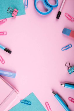 Bir close-up mavi ve pembe ofis parlak pembe bir arka plan üzerinde. Yukarıdan görüntüleyin. Mavi ve pembe ofis. Çok fazla okul nesne.
