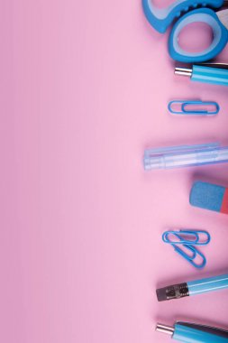 Bir close-up mavi ve pembe ofis parlak pembe bir arka plan üzerinde. Yukarıdan görüntüleyin. Mavi ve pembe ofis. Çok fazla okul nesne.