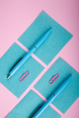 Bir close-up mavi ve pembe ofis parlak pembe bir arka plan üzerinde. Yukarıdan görüntüleyin. Mavi ve pembe ofis. Çok fazla okul nesne.