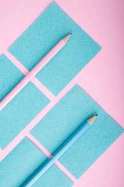 Bir close-up mavi ve pembe ofis parlak pembe bir arka plan üzerinde. Yukarıdan görüntüleyin. Mavi ve pembe ofis. Çok fazla okul nesne.