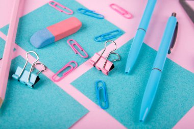 Bir close-up mavi ve pembe ofis parlak pembe bir arka plan üzerinde. Yukarıdan görüntüleyin. Mavi ve pembe ofis. Çok fazla okul nesne.