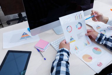 Bir çalışma alanı yakın çekim arka plan. İş ve Finans genel kavram. Adam elleriyle belgeleri yakın çekim.