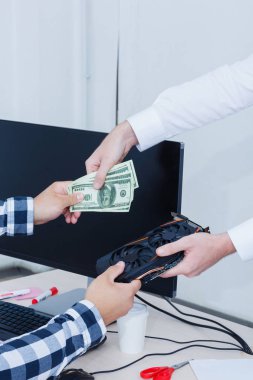 Yakın çekim office video kartı ve Amerikan Doları. Cryptocurrency. İş ve Finans kavramı.