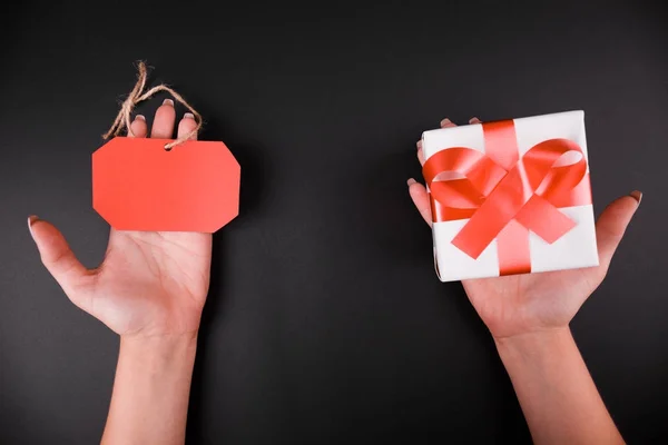 Primer Plano Las Manos Femeninas Sosteniendo Una Etiqueta Roja Regalo — Foto de Stock