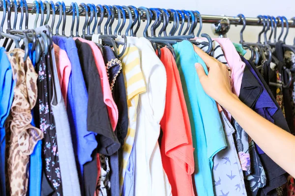 Depodaki yeni bir parlak şey seçme erkek Close-Up.