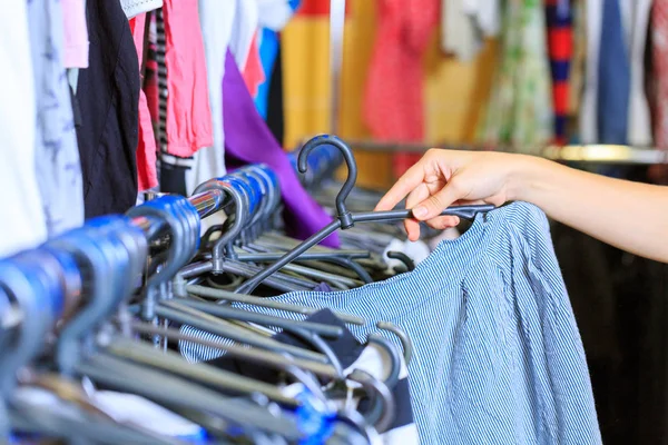 Depodaki yeni bir parlak şey seçme erkek Close-Up.