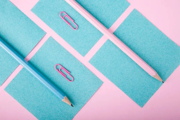 Bir close-up mavi ve pembe ofis parlak pembe bir arka plan üzerinde. Yukarıdan görüntüleyin. Mavi ve pembe ofis. Çok fazla okul nesne.