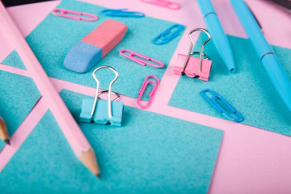 Bir close-up mavi ve pembe ofis parlak pembe bir arka plan üzerinde. Yukarıdan görüntüleyin. Mavi ve pembe ofis. Çok fazla okul nesne.
