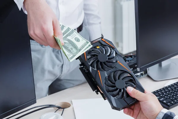 Yakın çekim office video kartı ve Amerikan Doları. Cryptocurrency. İş ve Finans kavramı.