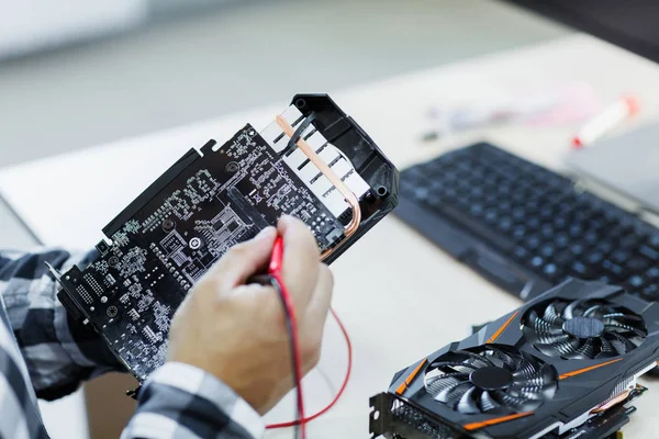 Yakın çekim bir video kartı tamircisi bir adamla. Cryptocurrency. İş ve Finans kavramı.