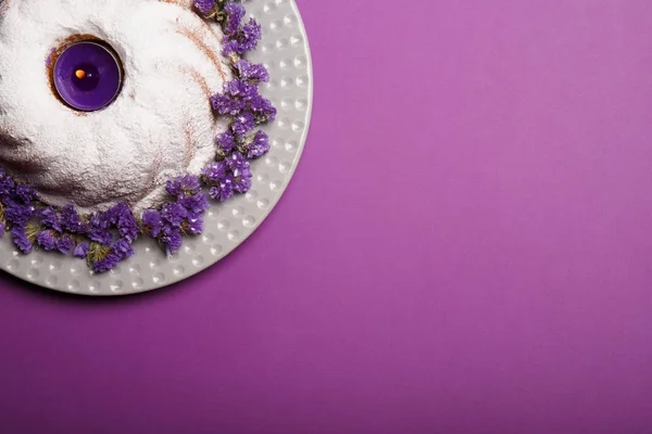 Кольцевой Торт Покрытый Сахарной Пудрой Тарелке Украшенной Маленькими Фиолетовыми Цветами — стоковое фото