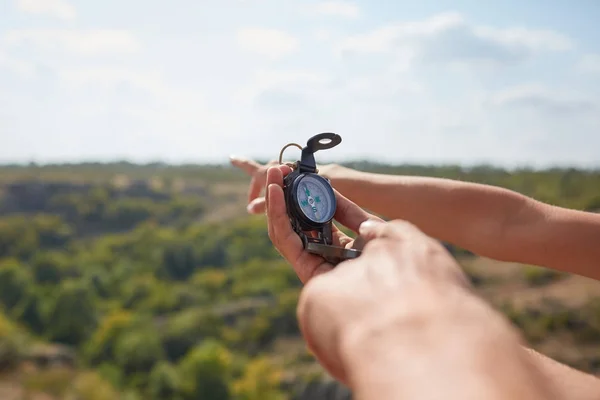 Touristenhände Mit Kompass Der Bergstraße Abendhimmel Nahaufnahme Der Hand Die — Stockfoto