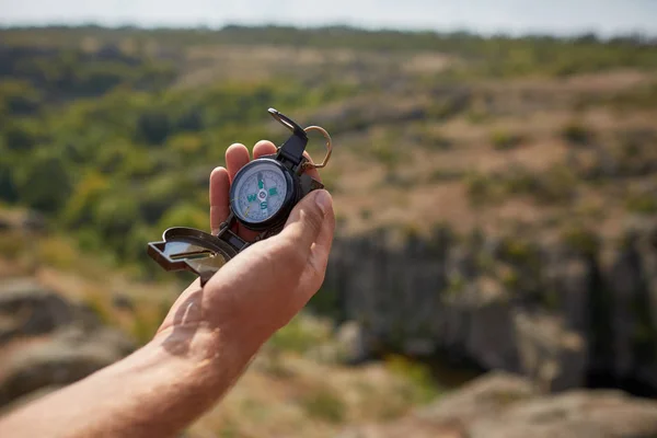 Hand Mit Kompass Der Bergstraße Abendhimmel Richtungssuche Mit Dem Kompass — Stockfoto