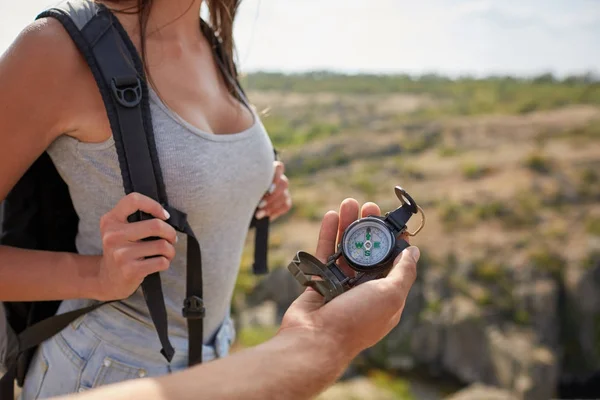 Foto Oogpunt Voor Explorer Paar Richting Zoeken Met Zwarte Kompas — Stockfoto