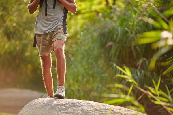 Man Reizen Natuur Landschap Sterke Benen Die Wandelen Berg — Stockfoto