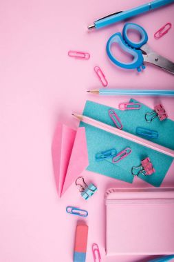 Yalan arka plan üzerinde renkli konsol aygıtları.