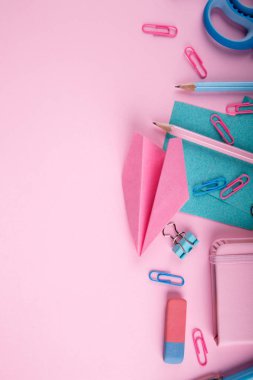 Yalan arka plan üzerinde renkli konsol aygıtları.