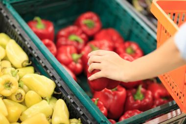 Meyve Pazar çeşitli renkli taze meyve ve sebzeler ile. Gıda kavramı.