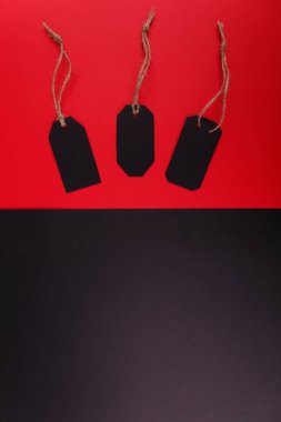 Siyah parlak kırmızı bir arka plan üzerinde Etiketler. Siyah arka plan boş.