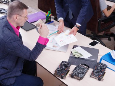 Genç meslektaşları çalışma office, Discussion.Cript para birimi.