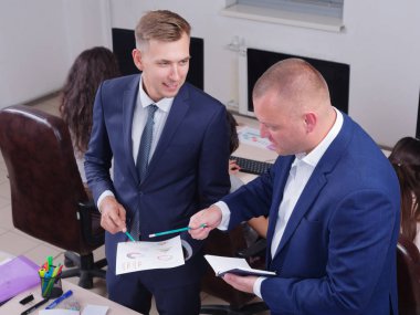 Bir zamanlamada ofiste çalışan genç arkadaşları.