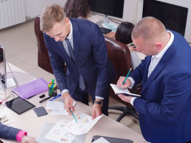 Genç meslektaşları çalışma office, Discussion.Cript para birimi.