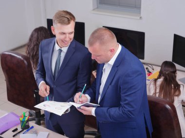 Bir zamanlamada ofiste çalışan genç arkadaşları.