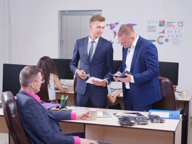 Genç meslektaşları çalışma office, Discussion.Cript para birimi.