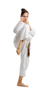 Genç bir kız bir karate poz. Beyaz arka plan üzerinde izole.