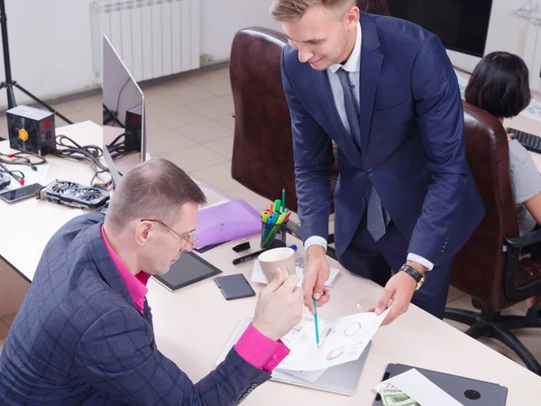 Genç meslektaşları çalışma office, Discussion.Cript para birimi.