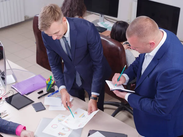 Genç meslektaşları çalışma office, Discussion.Cript para birimi.